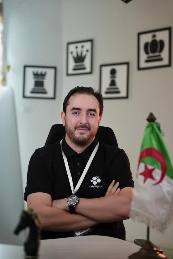 السيد أيُّوب بخوش، المدير التجاري لعسل أنفيني، في مكتبه